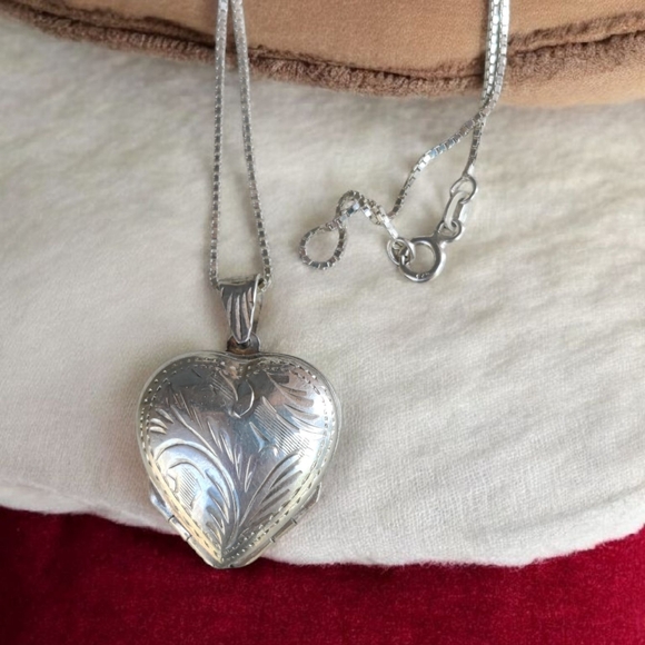 Vintage sterling Hand Crafted  4 Photo heart locket necklace - Picture 1 of 12